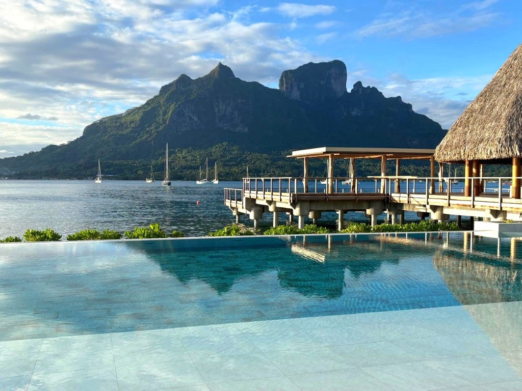 Piscine à débordement du Bloody Mary's Hotel face au lagon et au Mont Otemanu, avec le Tiki Tide Bar.